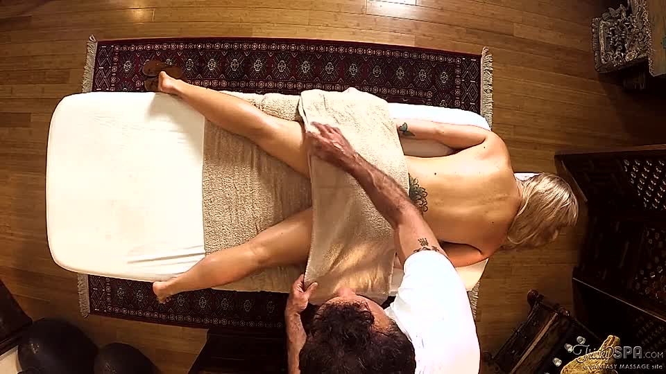 Blonde Tittenkönigin will seinen Schwanz nach der Massage
