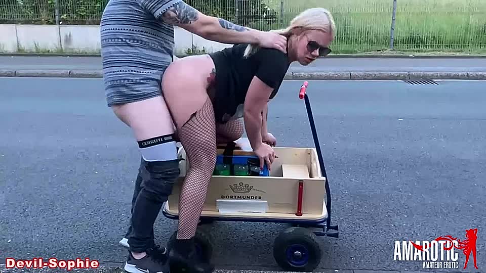 Er hat ein blondes, tätowiertes Luder auf einem deutschen Parkplatz gefickt