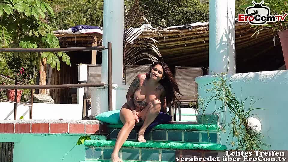 Die brünette Mexikanerin Cereza Rodriguez masturbiert im Freien