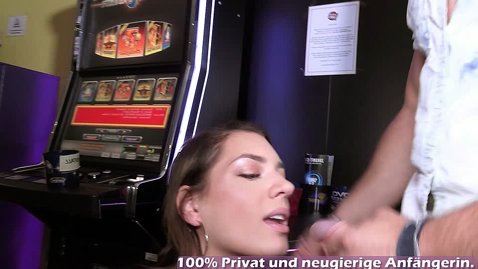 Öffentlicher Oralsex mit vielen Männern und einem Teenager-Mädchen