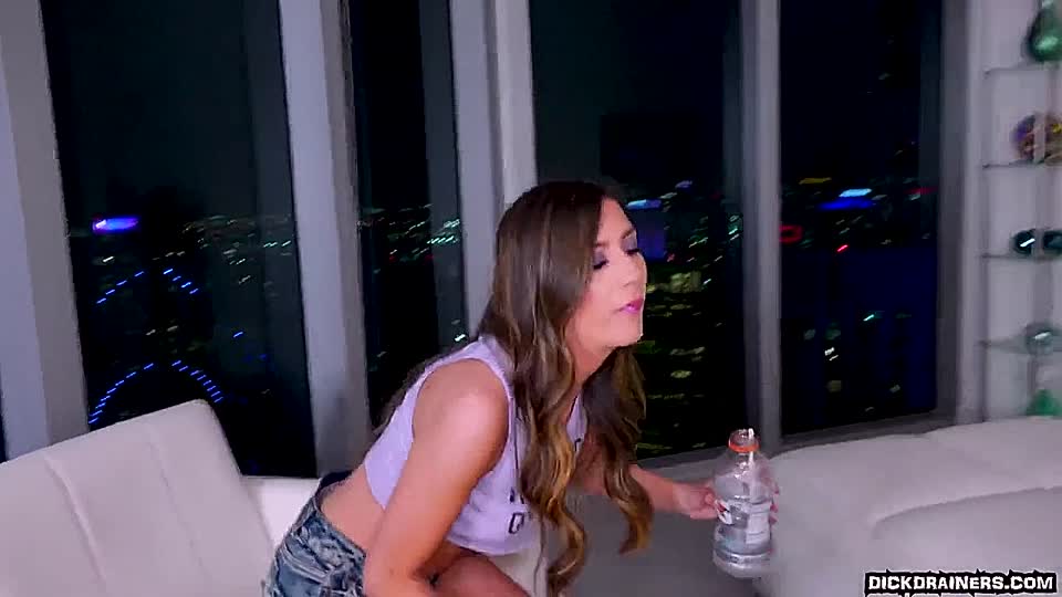 BBC mit Maske nagelt brünettes Babe fest